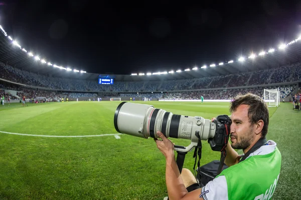 Fotógrafo durante o jogo UEFA Europa League — Fotografia de Stock