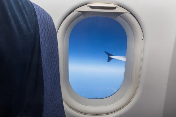 Asiento y ventana del avión dentro de una aeronave . —  Fotos de Stock