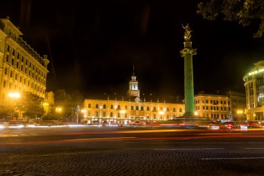 Özgürlük Meydanı'nda gece ışık ile Tiflis Merkezi 