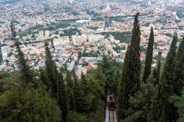 Tiflis, Gürcistan'ın başkenti merkezi üzerinde havadan görünümü