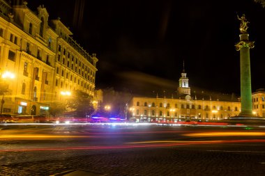Özgürlük Meydanı'nda gece ışık ile Tiflis Merkezi 