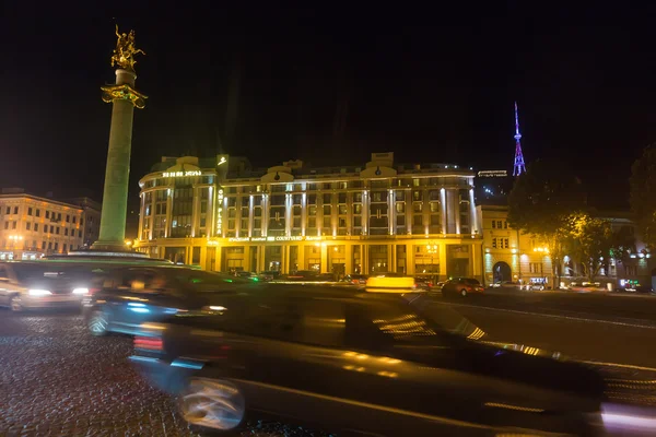 La piazza della libertà di notte nel centro di Tbilisi con la luce — Foto Stock