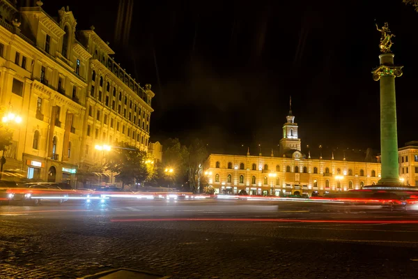 A praça da liberdade à noite no centro de Tbilisi com luz — Fotografia de Stock