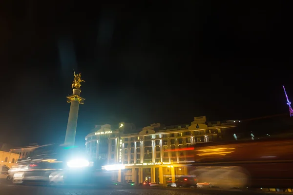 La plaza de la libertad por la noche en el centro de Tiflis con luz —  Fotos de Stock