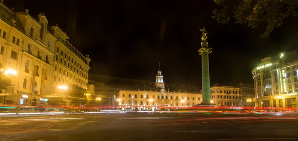 A praça da liberdade à noite no centro de Tbilisi com luz — Fotografia de Stock