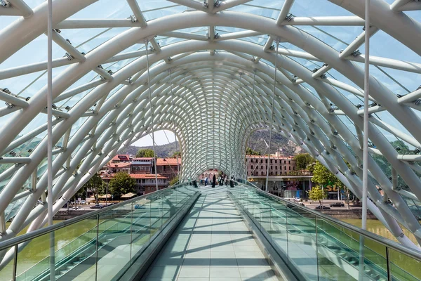 Friedensbrücke in Tiflis, Georgien — Stockfoto