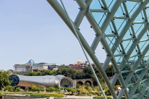 Výstavní síň a prezidentský palác jsou moderní Tbilisi — Stock fotografie