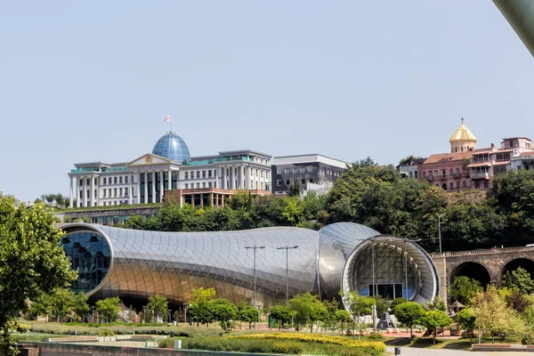Sala wystawowa i Pałac Prezydencki są nowoczesnym Tbilisi — Zdjęcie stockowe