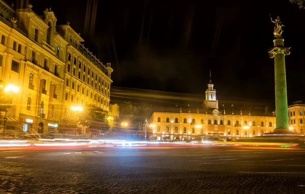 La piazza della libertà di notte nel centro di Tbilisi con la luce — Foto Stock