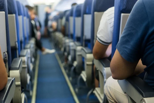 Interior do avião com passageiros em assentos à espera de taik de — Fotografia de Stock