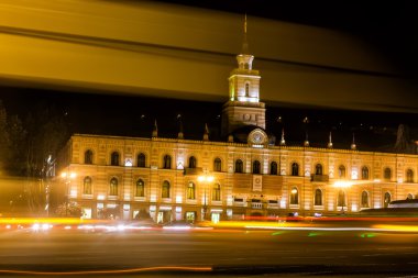 Özgürlük Meydanı'nda gece ışık ile Tiflis Merkezi 