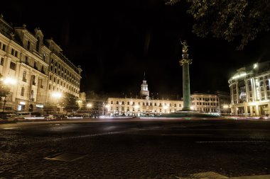 Özgürlük Meydanı'nda gece ışık ile Tiflis Merkezi 