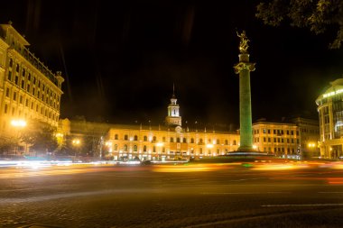 Özgürlük Meydanı'nda gece ışık ile Tiflis Merkezi 