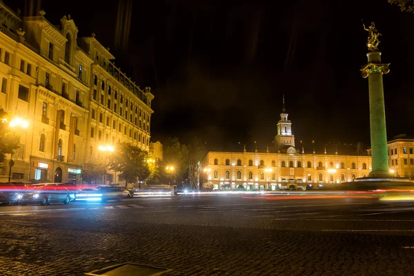 La piazza della libertà di notte nel centro di Tbilisi con la luce — Foto Stock