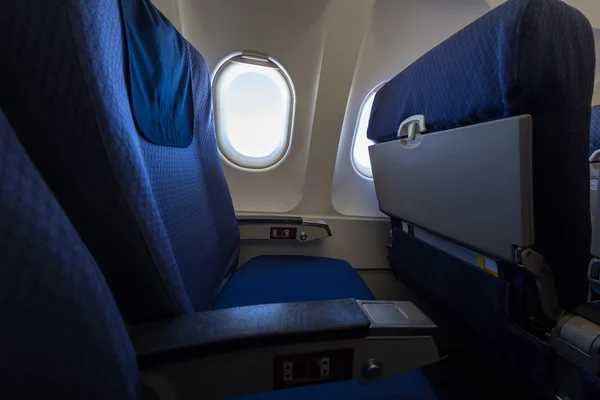 Asiento y ventana del avión dentro de una aeronave . — Foto de Stock