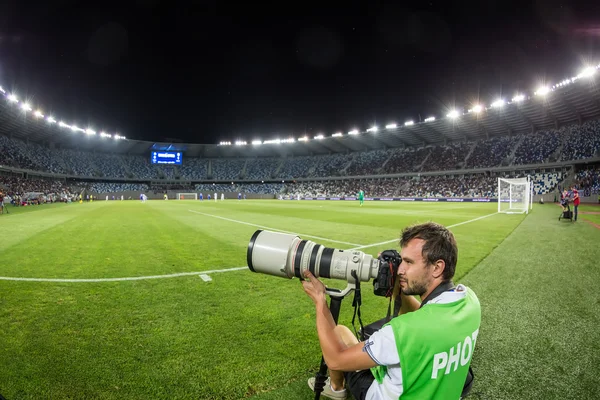 Fotógrafo durante o jogo UEFA Europa League — Fotografia de Stock