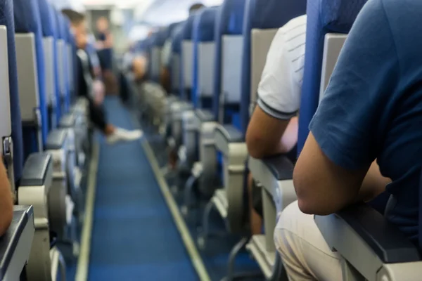 Interior do avião com passageiros em assentos à espera de taik de — Fotografia de Stock