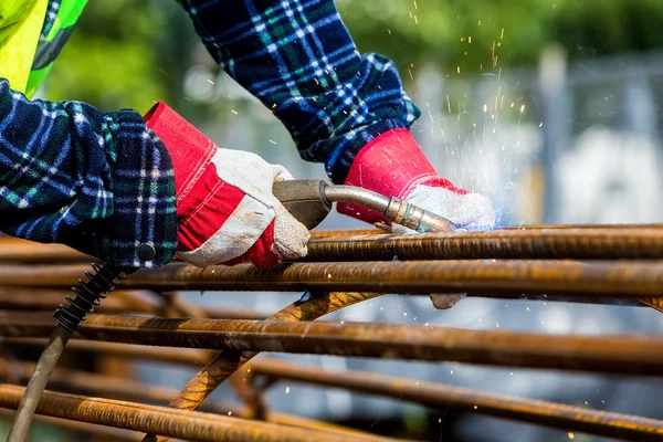 Primo piano del saldatore mani con elettrodo — Foto Stock