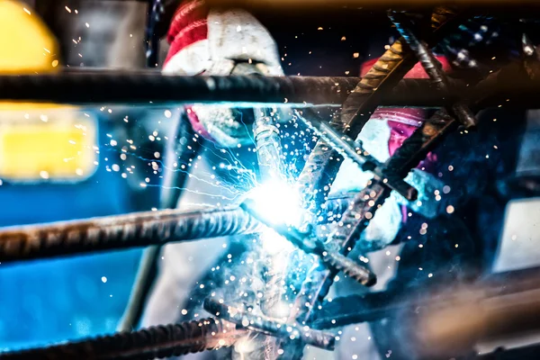 Primer plano del trabajador soldador de manos con electrodo — Foto de Stock