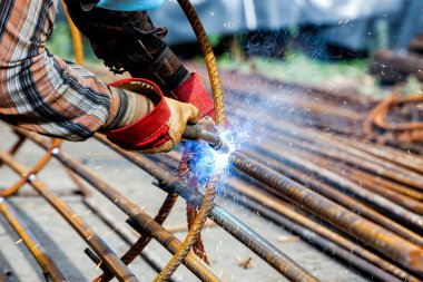 Eller Kaynakçı işçinin elektrot ile yakın çekim