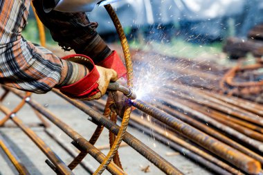 Eller Kaynakçı işçinin elektrot ile yakın çekim