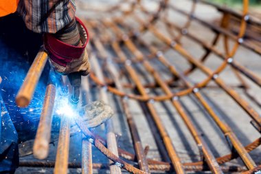 Eller Kaynakçı işçinin elektrot ile yakın çekim