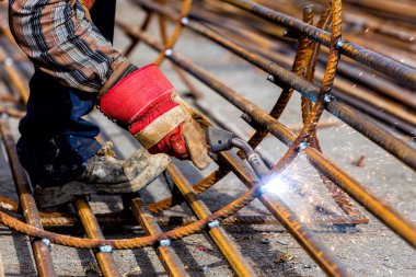 Eller Kaynakçı işçinin elektrot ile yakın çekim