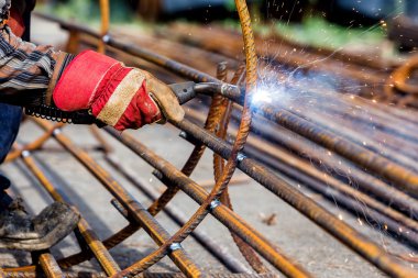 Eller Kaynakçı işçinin elektrot ile yakın çekim