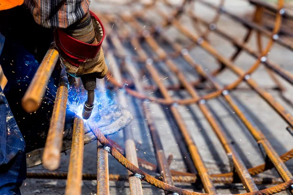 Primer plano del trabajador soldador de manos con electrodo — Foto de Stock