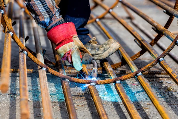 Primer plano del trabajador soldador de manos con electrodo — Foto de Stock