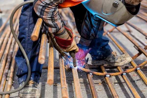Close up of the hands welder worker with electrode — Stock Photo, Image