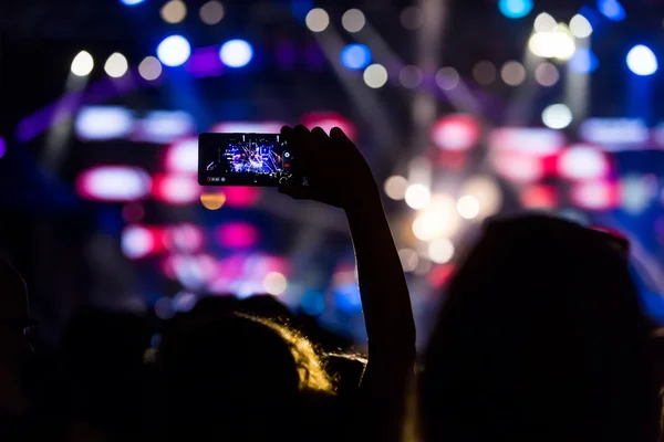 Menschen fotografieren mit Touch-Smartphone während einer Musik — Stockfoto