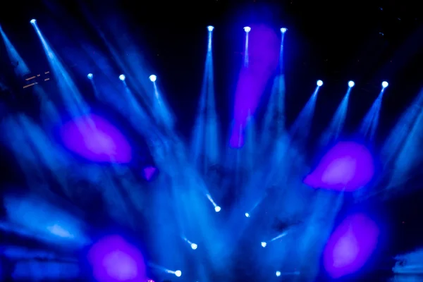 Rozostření zábava koncertní osvětlení na jevišti, bokeh — Stock fotografie