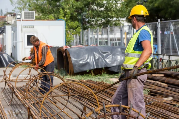 Azonosítatlan munkások, akik betonvasat dolgoznak a konstruktio — Stock Fotó