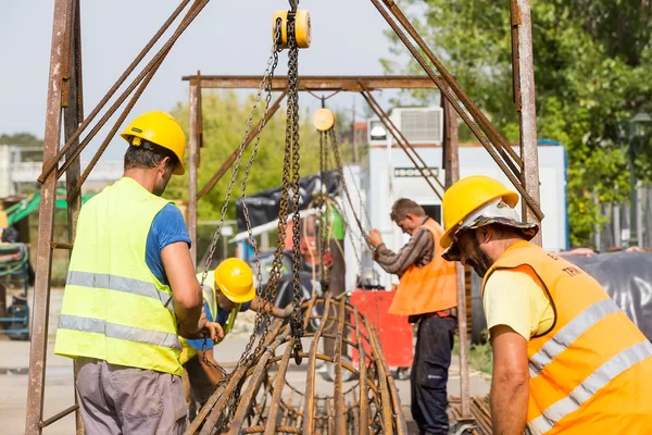 Lavoratori non identificati che lavorano con ferro calcestruzzo in una costruzione — Foto Stock