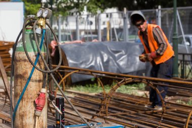 Bir konstrüksiyonda beton demirle çalışan kimliği belirsiz işçiler