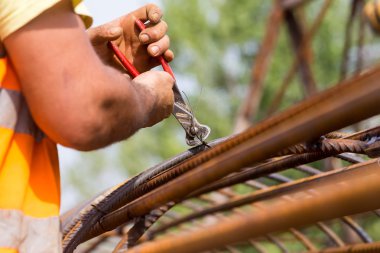 inşaat işçileri çelik kravat. Seçici odaklama.