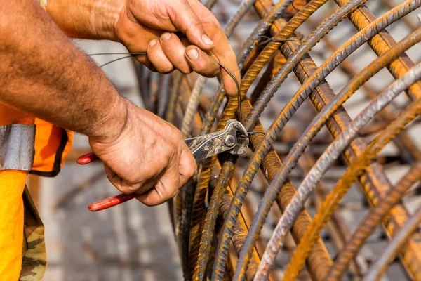 Építőipari munkások acélnyakkendő. Szelektív fókusz. — Stock Fotó