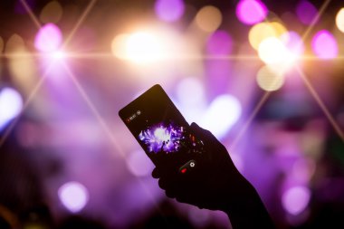 Bir müzik sırasında dokunmatik akıllı telefon ile fotoğraf çekmeye kişi 