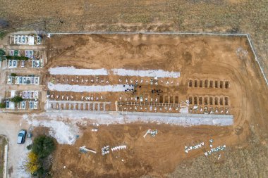 Selanik, Yunanistan - 3 Aralık 2020: Evosmos, Selanik 'teki bir mezarlıktaki Covid-19 kurbanlarının yeni mezarlarının havadan görünüşü