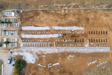 Selanik, Yunanistan - 3 Aralık 2020: Evosmos, Selanik 'teki bir mezarlıktaki Covid-19 kurbanlarının yeni mezarlarının havadan görünüşü