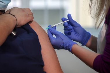 Selanik, Yunanistan - 29 Aralık 2020: Sağlık personeli, Selanik 'teki AHEPA hastanesinde ulusal aşıya başlarken, Pfizer-BioNTech Covid-19 aşısından bir doz aldı