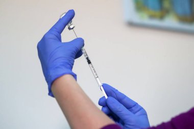Selanik, Yunanistan - 29 Aralık 2020: Bir hemşire AHEPA hastanesinde Pfizer-BioNTech COVID-19 aşısı uygulamaya hazırlanıyor. Covid-19 'a karşı AB genelinde bir aşı kampanyası başladı