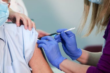 Selanik, Yunanistan - 29 Aralık 2020: Sağlık personeli, Selanik 'teki AHEPA hastanesinde ulusal aşıya başlarken, Pfizer-BioNTech Covid-19 aşısından bir doz aldı