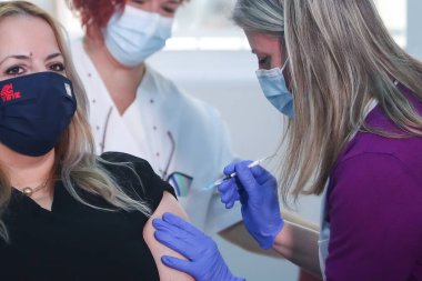 Selanik, Yunanistan - 29 Aralık 2020: Sağlık personeli, Selanik 'teki AHEPA hastanesinde ulusal aşıya başlarken, Pfizer-BioNTech Covid-19 aşısından bir doz aldı