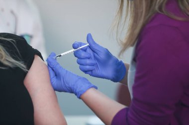 Selanik, Yunanistan - 29 Aralık 2020: Sağlık personeli, Selanik 'teki AHEPA hastanesinde ulusal aşıya başlarken, Pfizer-BioNTech Covid-19 aşısından bir doz aldı