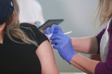 Selanik, Yunanistan - 29 Aralık 2020: Sağlık personeli, Selanik 'teki AHEPA hastanesinde ulusal aşıya başlarken, Pfizer-BioNTech Covid-19 aşısından bir doz aldı