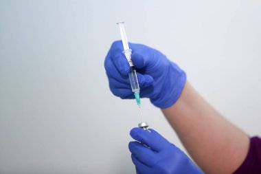 Selanik, Yunanistan - 29 Aralık 2020: Bir hemşire AHEPA hastanesinde Pfizer-BioNTech COVID-19 aşısı uygulamaya hazırlanıyor. Covid-19 'a karşı AB genelinde bir aşı kampanyası başladı