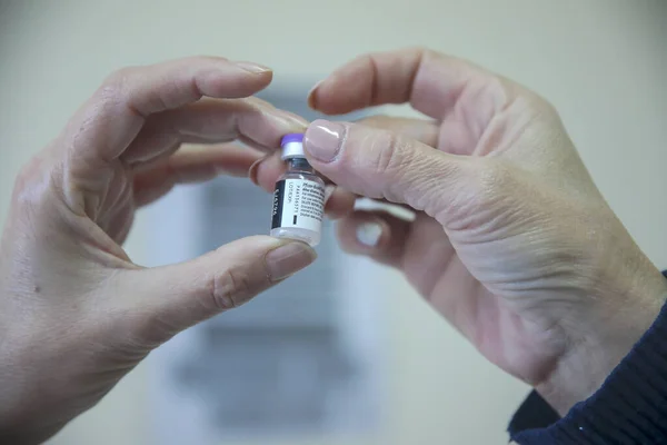 Thessaloniki Greece Decemper 2020 Nurse Holds Vial Pfizer Biontech Coronavirus — Stock Photo, Image