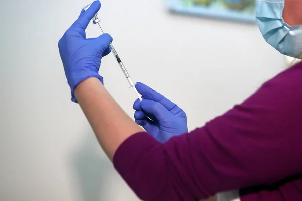 Thessaloniki Grecia Diciembre 2020 Una Enfermera Prepara Para Administrar Vacuna —  Fotos de Stock